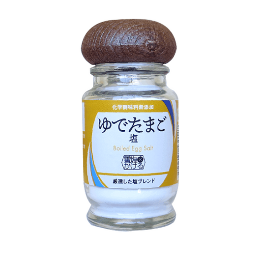 雪塩かける　ゆでたまごの塩